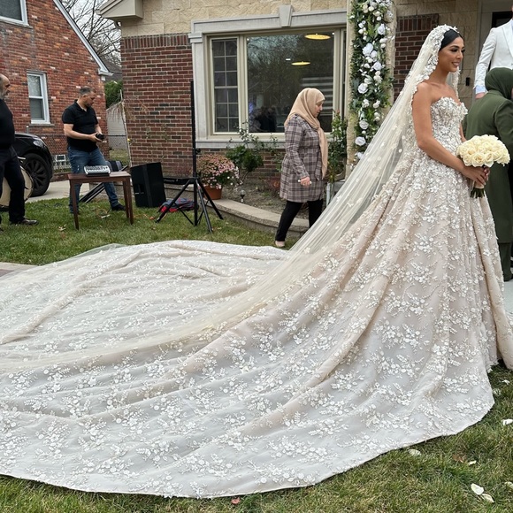 Beautiful custom made wedding dress - Picture 3 of 3